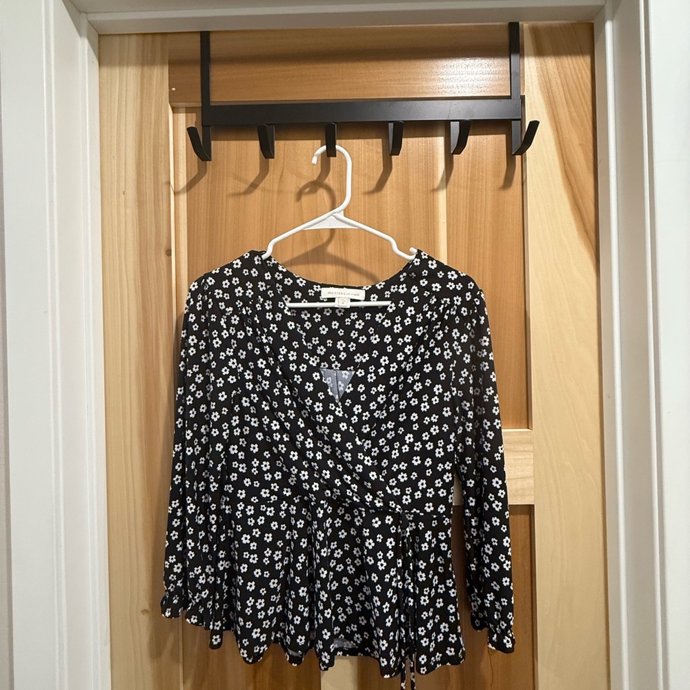 Monteau Black and White Floral Blouse